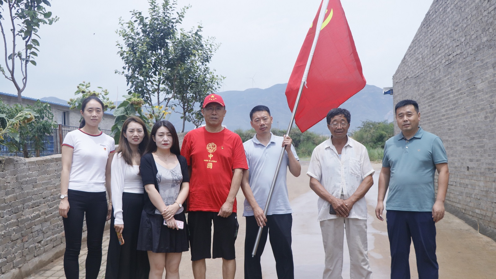 羞羞网站在线免费观看党支部组织开展“慰奶农、游红馆”七一活动